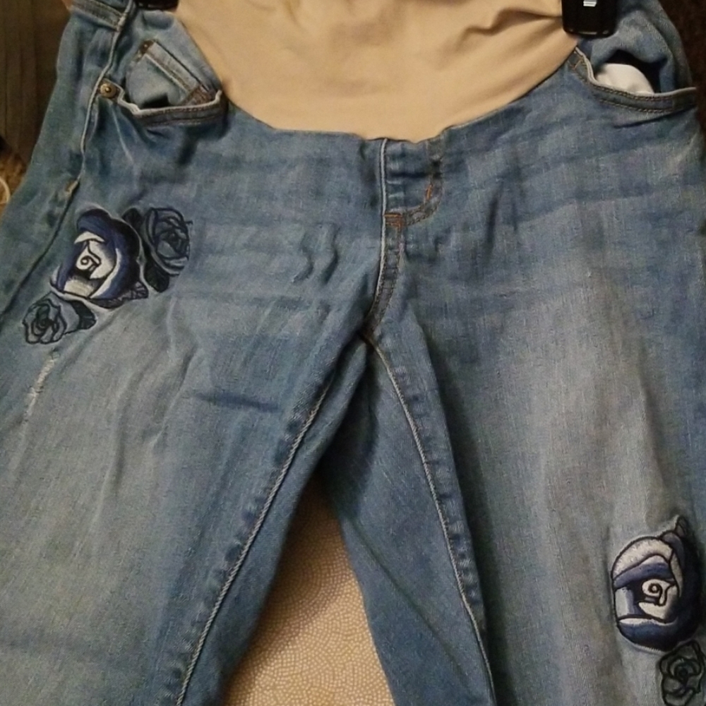 Maternity capris